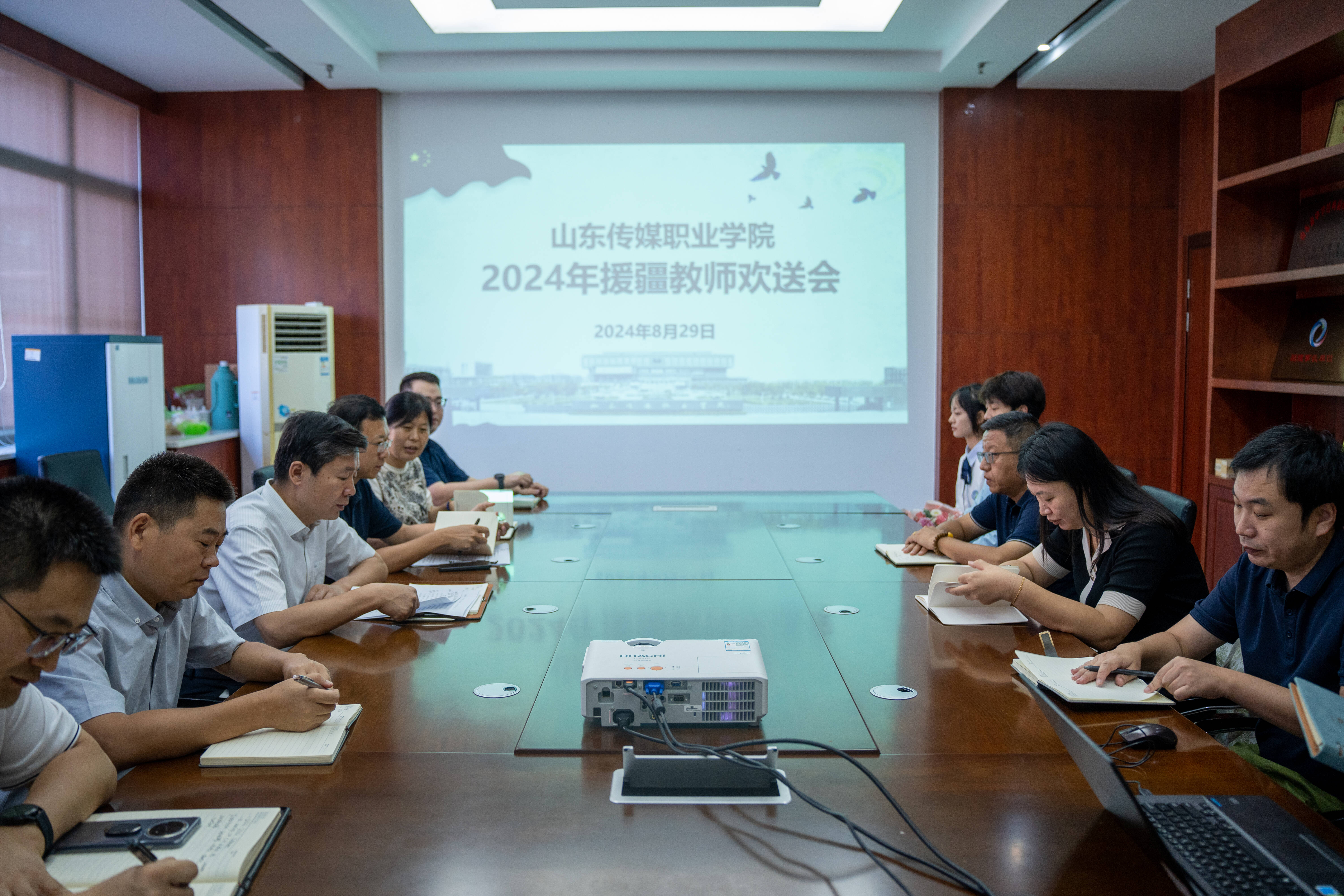 学院召开援疆教师欢送座谈会