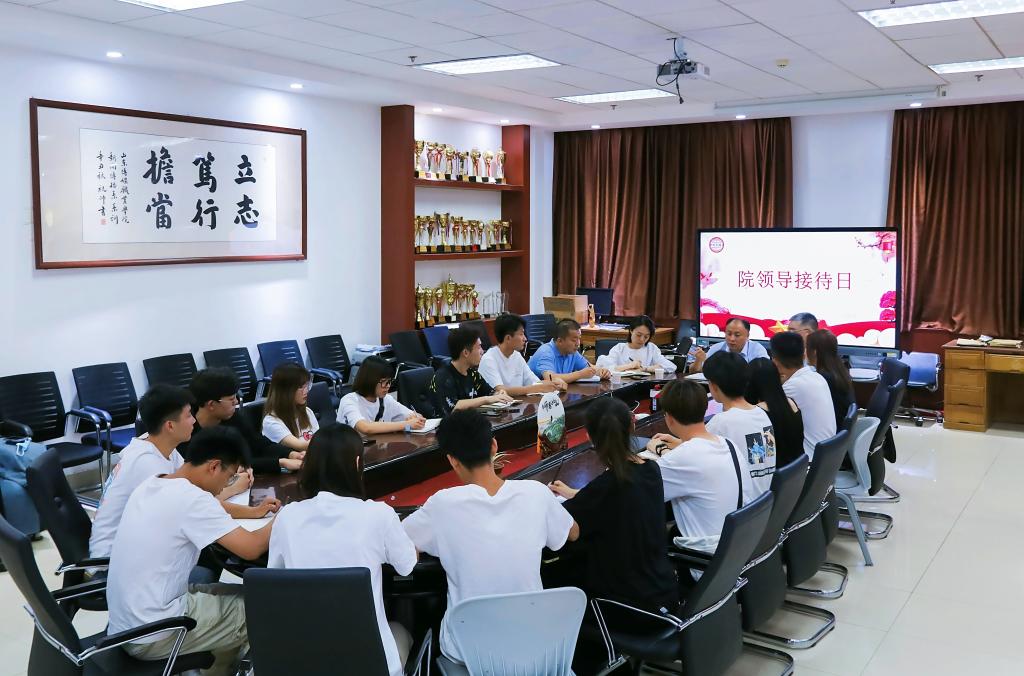 【我为学生办实事】倾听学生心声，解决实际需求 ——张涛来新闻传播系倾听学生心声