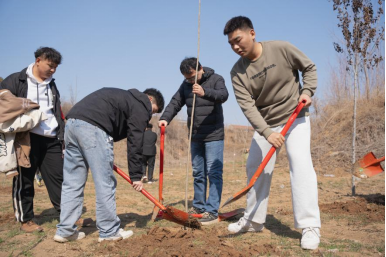 雷锋月|影视系师生赴章丘区文祖街道开展植树活动