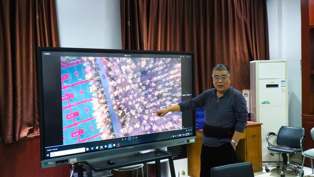 新闻传播系主任刘传琳为新媒体中心同学开展技能培训