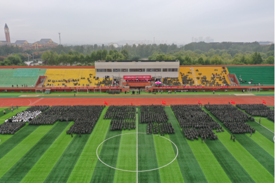 学院隆重举行2023级新生军训汇演暨开学典礼