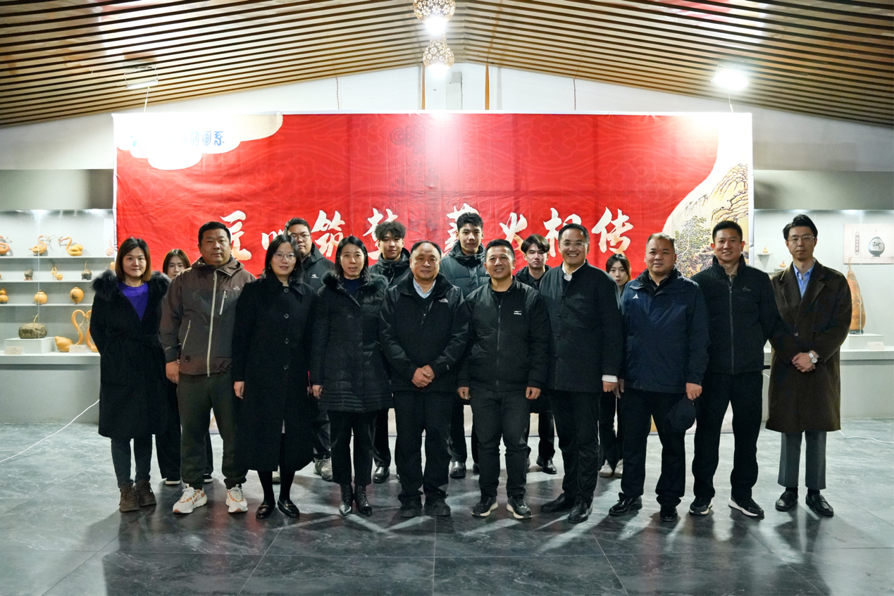 学院党委副书记、院长张涛带队参观“匠心筑梦 薪火相传”章丘葫芦非遗学徒班作品展