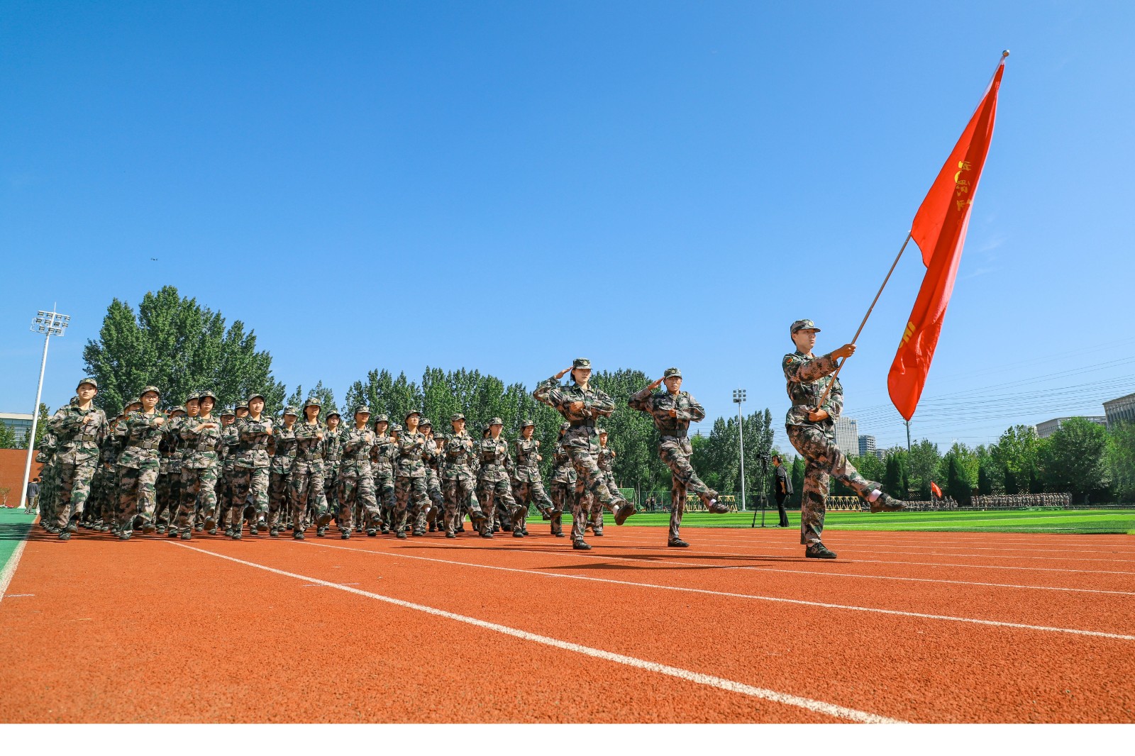 学院隆重举行2025级新生军事技能考核暨开学典礼