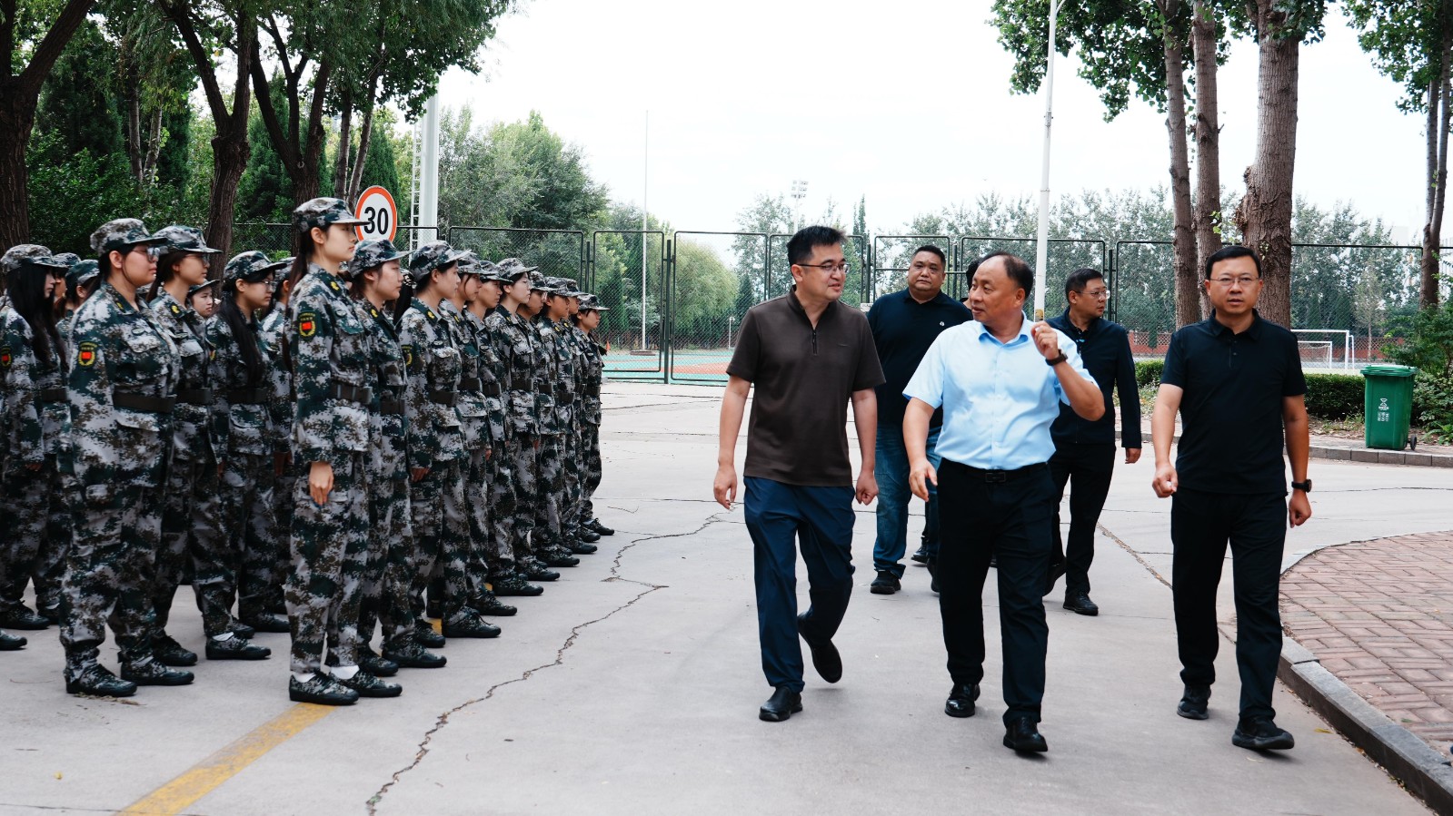 心系军训一线 关怀助力成长——学院领导深入训练场检查指导2026级新生军训工作