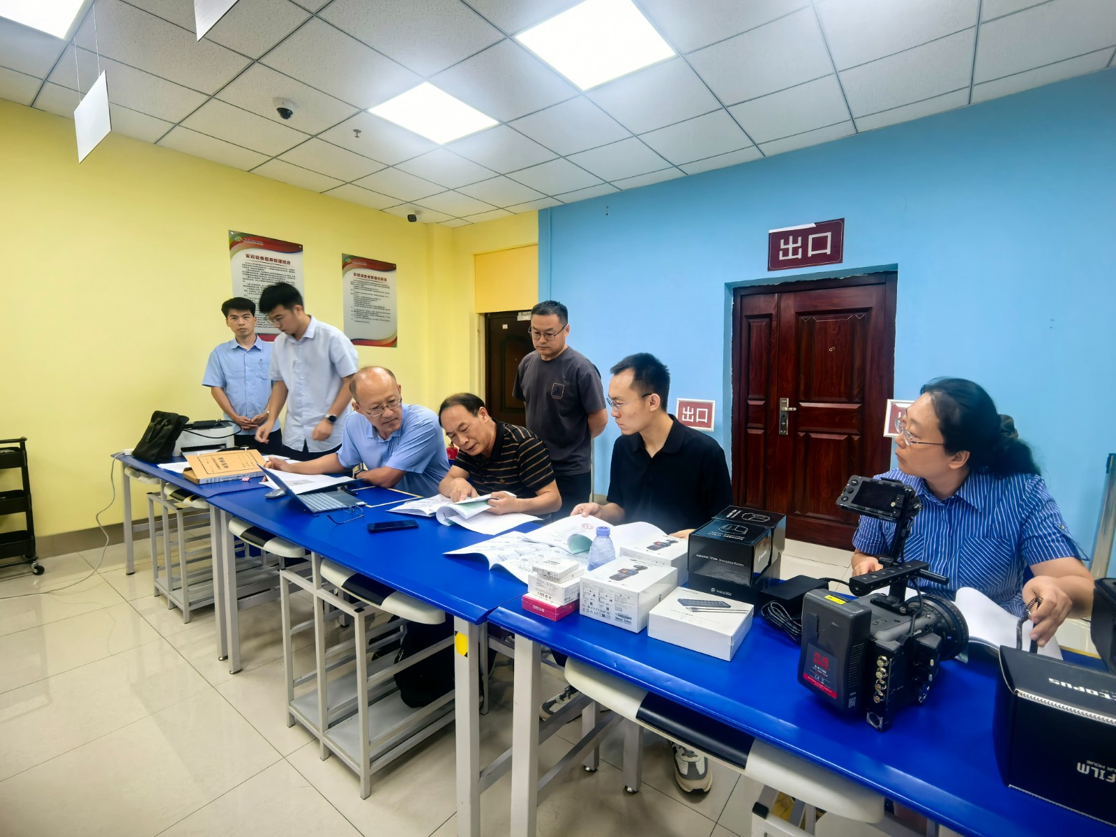 学院 《8K摄像机、高端无人机采购项目》联合验收落幕