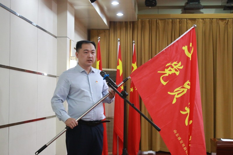 图为：党员突击队授旗仪式_副本