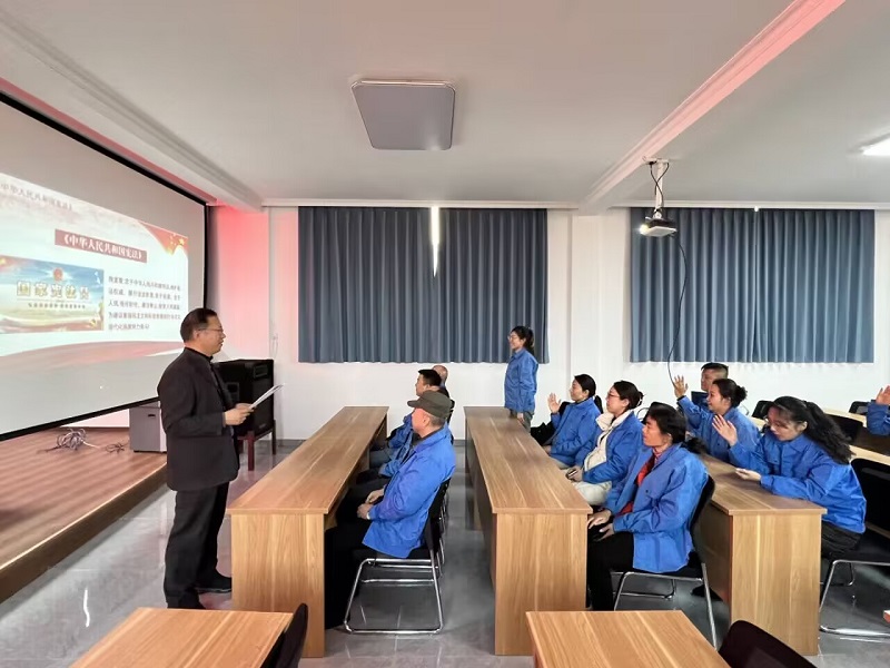 仓储配送中心宪法日宣传照片3