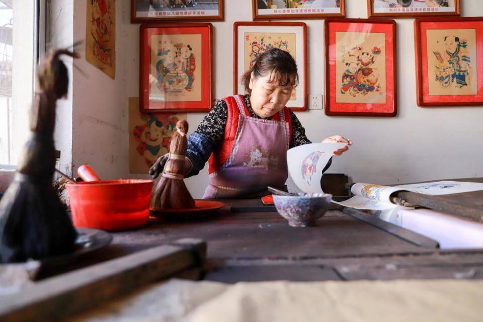 潍坊市寒亭区杨家埠，年画艺人杨桂玲正忙着印制年画