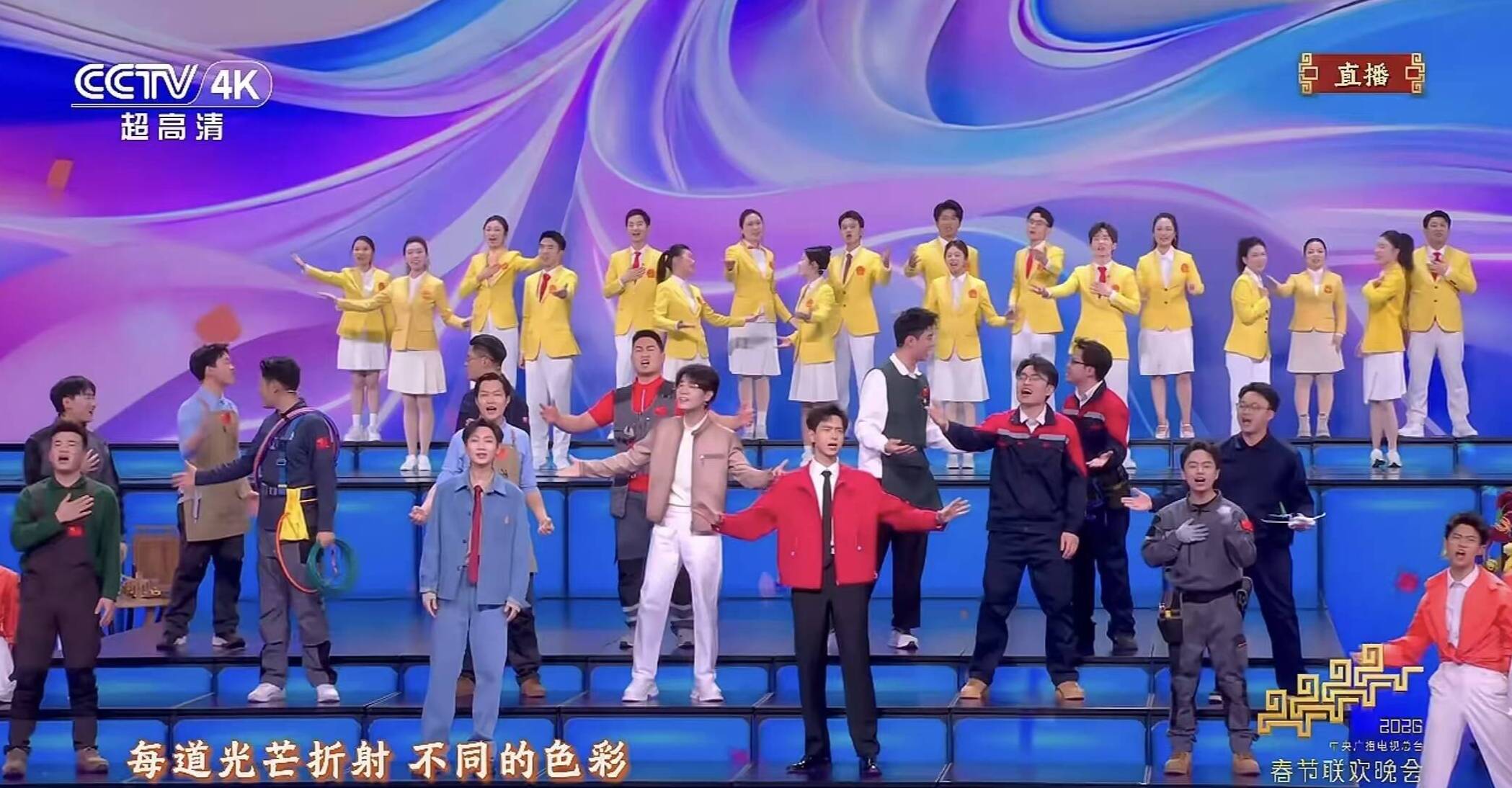 孫偉龍（三排左三）在演出。（圖片來源：中央廣播電視總臺《2026年春節(jié)聯(lián)歡晚會》視頻截圖）