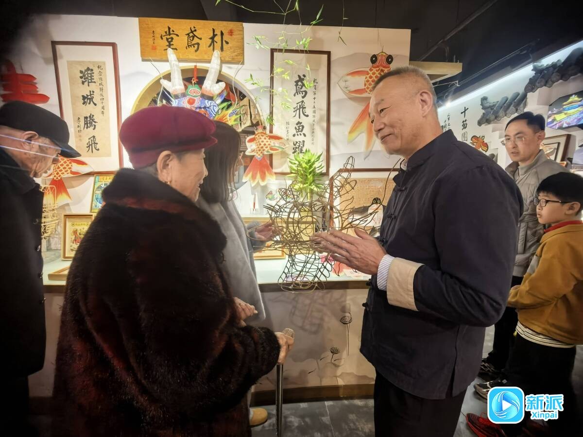 李松為游客介紹龍頭扎制技藝。