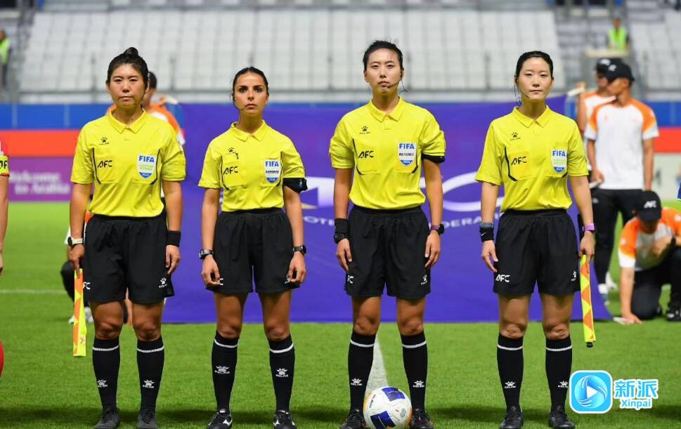 牟明新（右二）和温丽丽（右一）在决赛前。