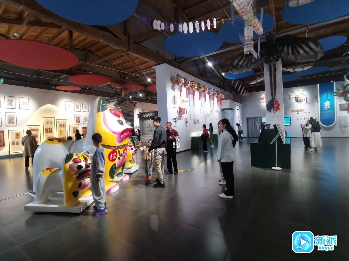 游客在潍坊市非物质文化遗产馆参观。