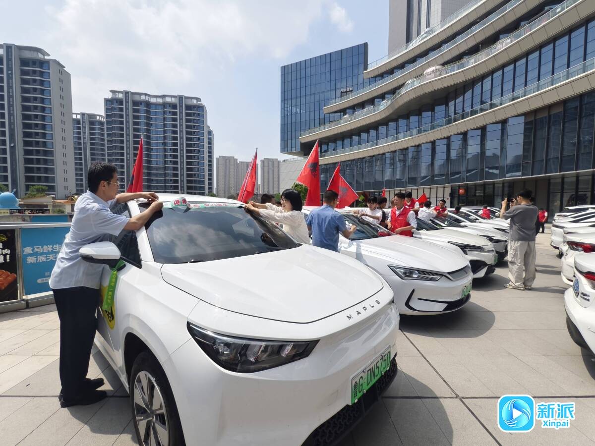 大家共同为参加活动的出租车、网约车张贴车贴，系上绿丝带。