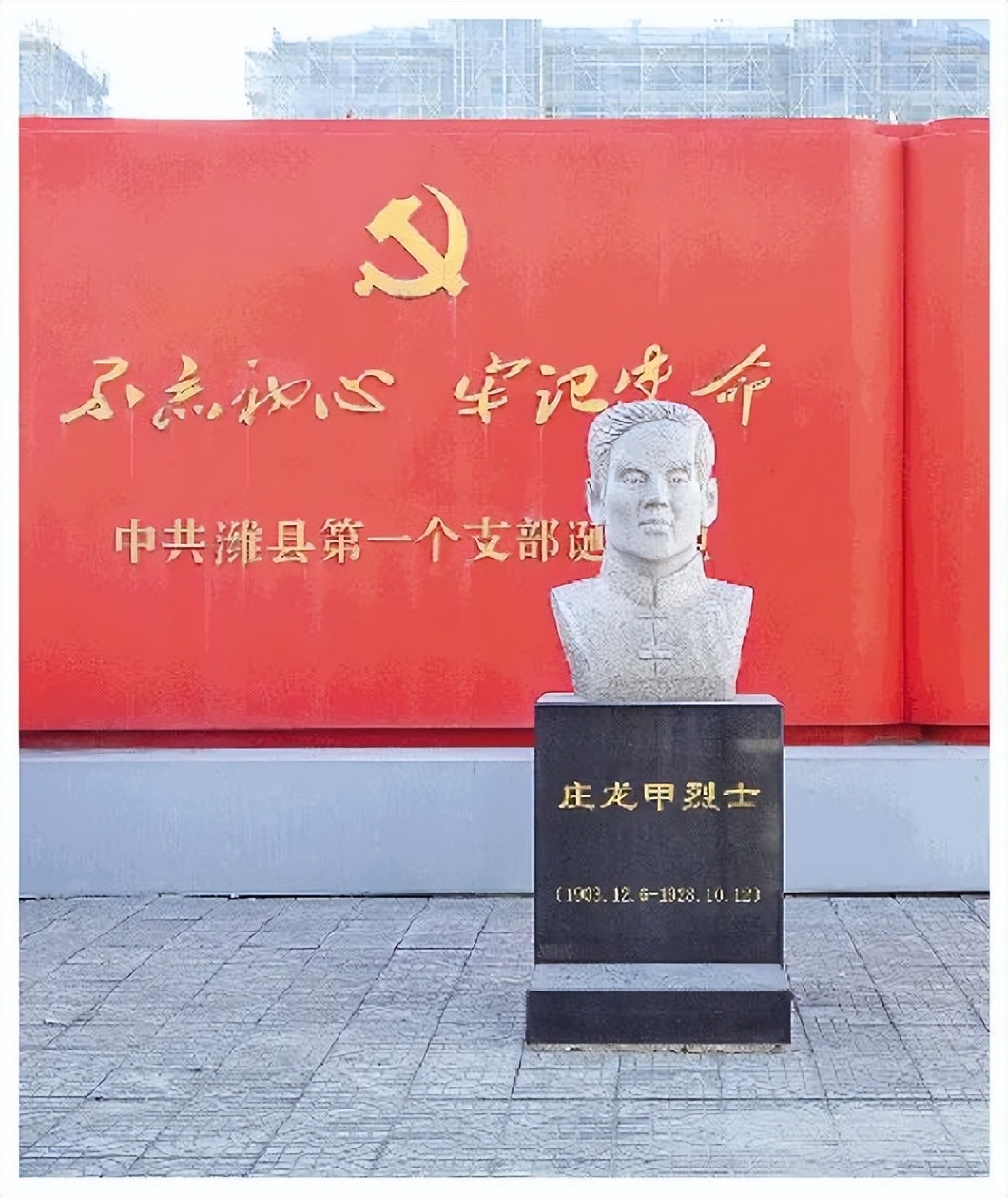 莊龍甲故居內(nèi)的雕像。齊英華