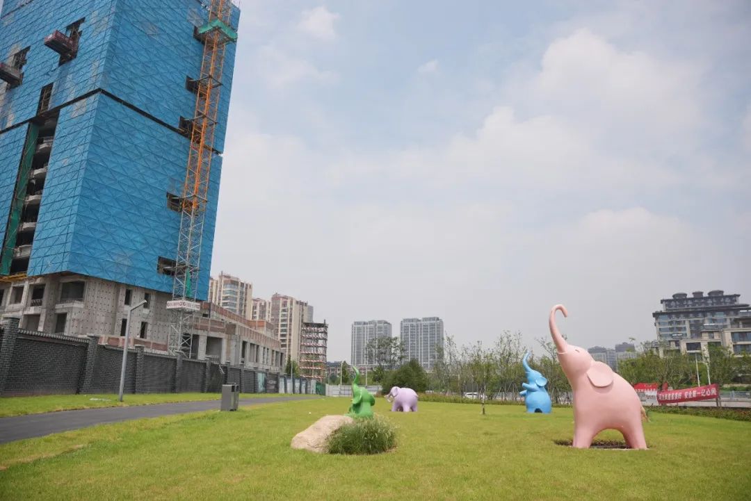 潍坊象主题公园内的小象雕塑