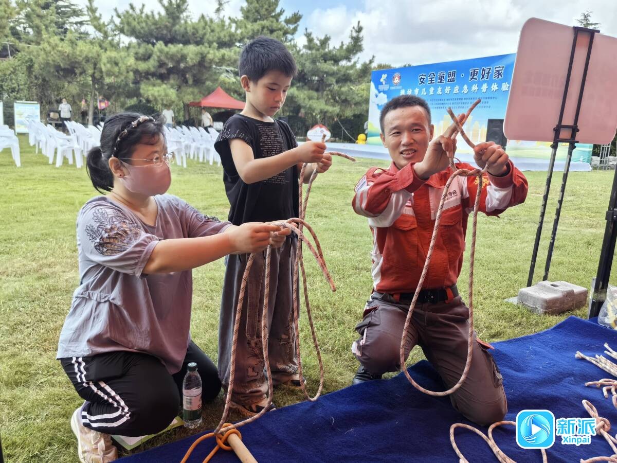 孩子们学习双平结的系法。