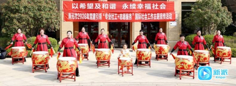 张凤云（左三）带领舞蹈队公益演出。