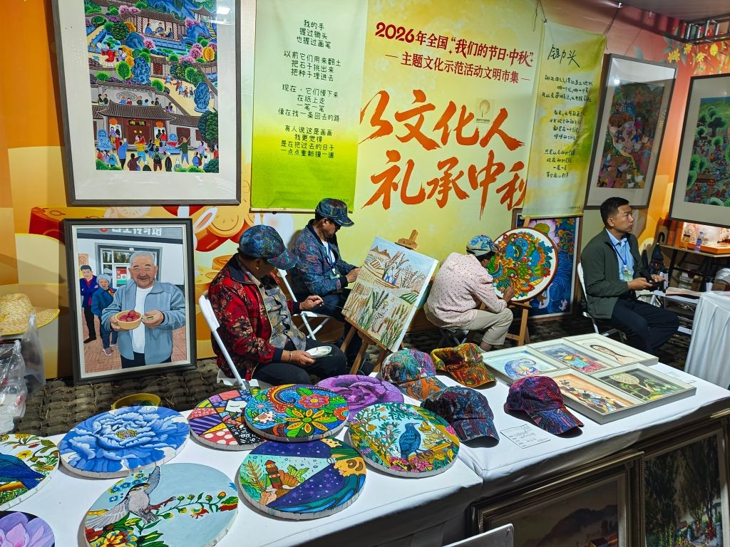 在诸城市超然台文明市集，蔡家沟村的农民画家在创作油画。新华社发