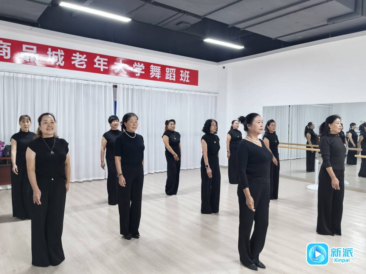 潍城区南关街道人民商城社区老年大学旗袍模特队正在排练。