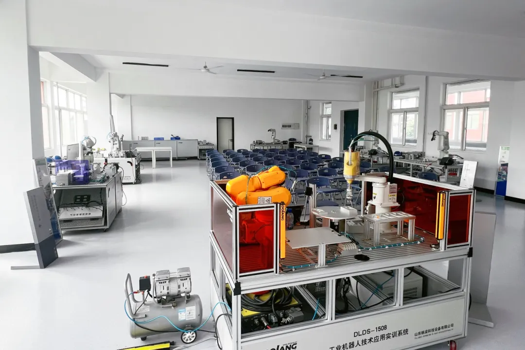 工业机器人实训室.JPG