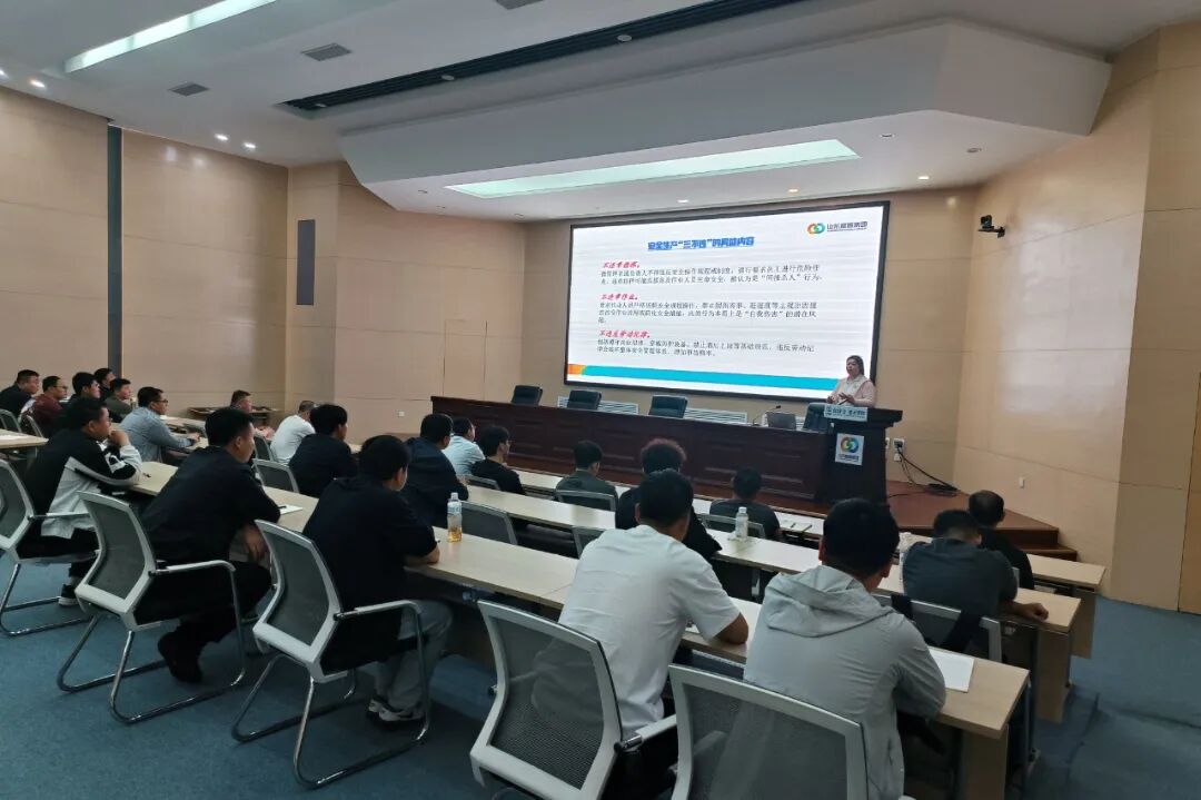 老师授课.jpg