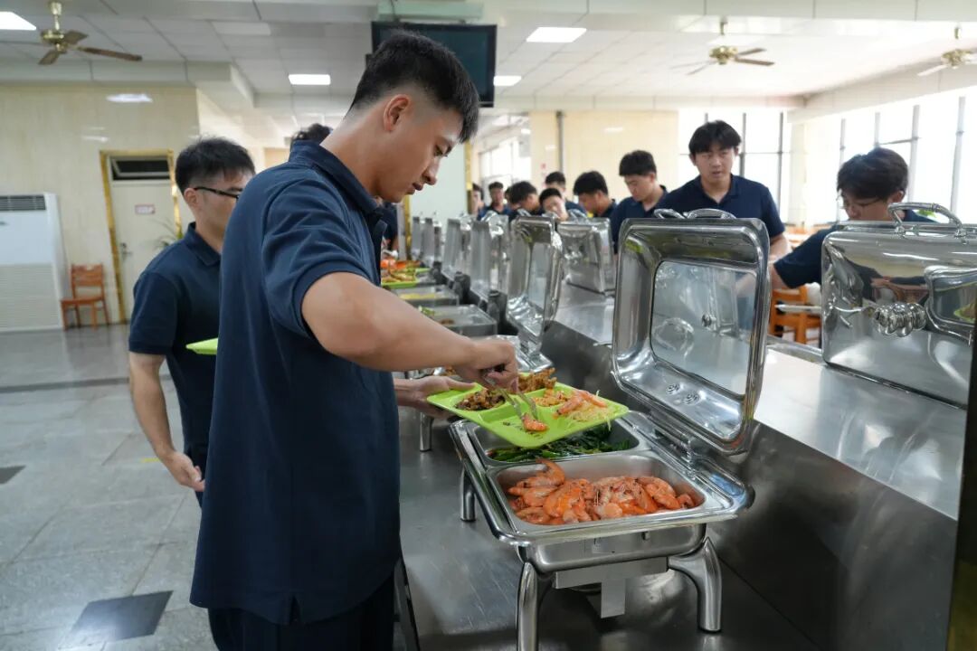 学校打饭.jpg
