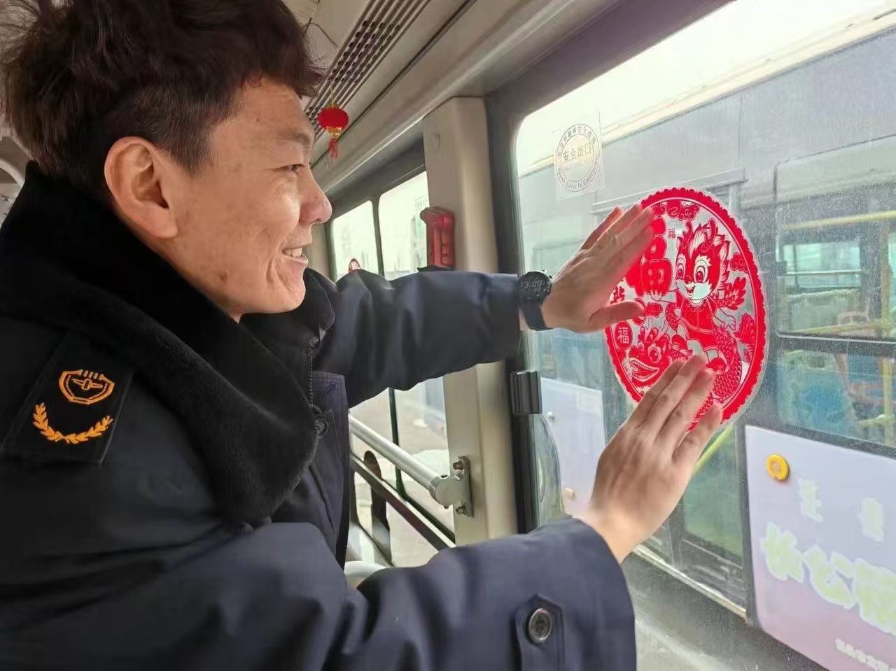 公交车内年味足(4022344)-20250311092352