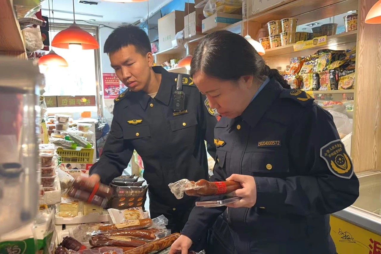 执法人员到商超开展零售食品检查(4292420)-20250407173747
