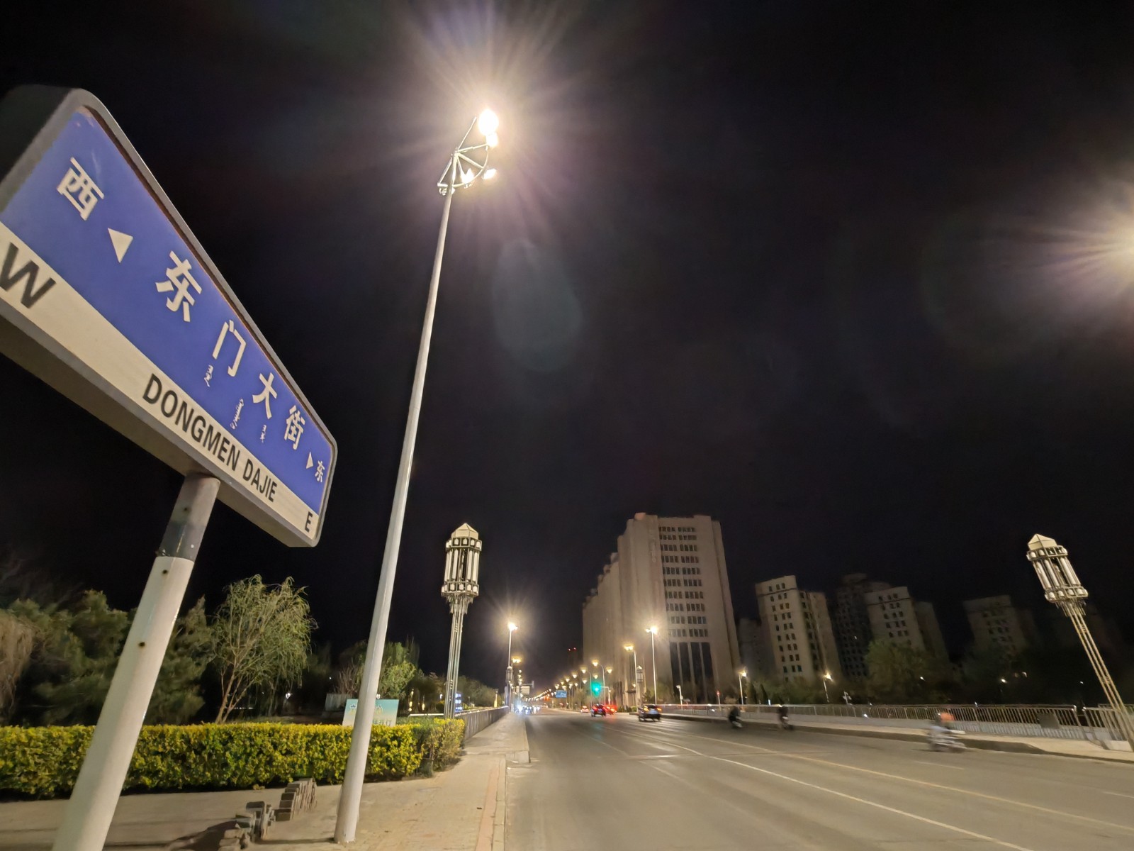 （配图）路灯“上岗”