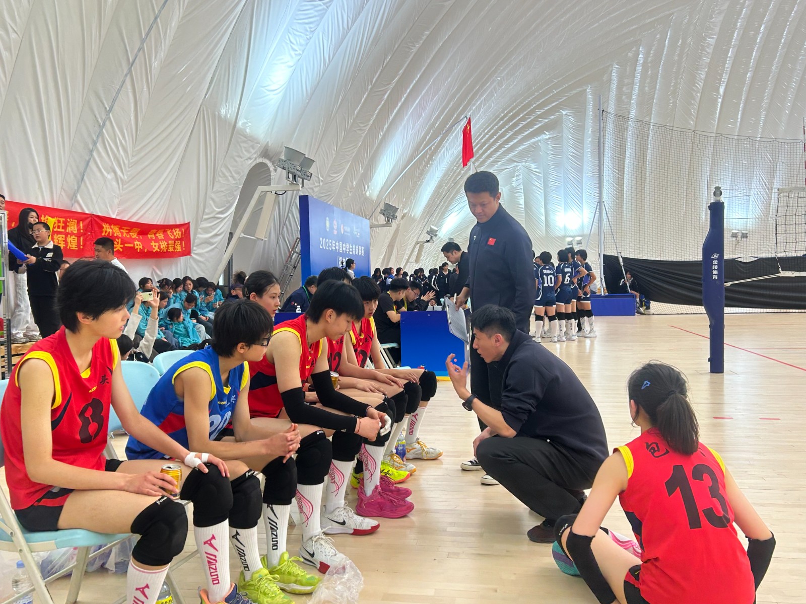 2025年中国中学生排球联赛（初中组）比赛现场，教练指导球员。