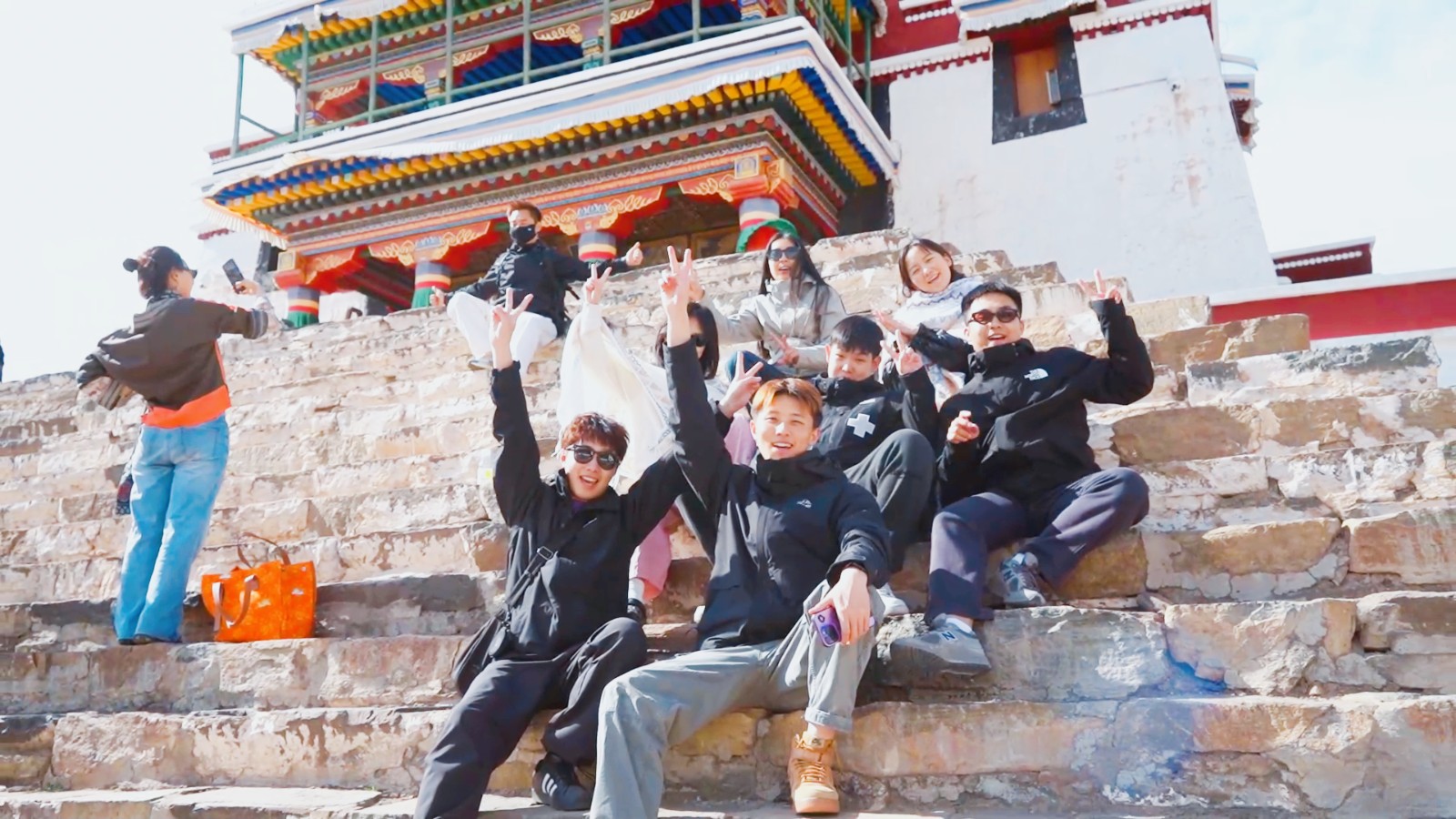 游客在五当召拍照打卡(4523746)-20250513084001