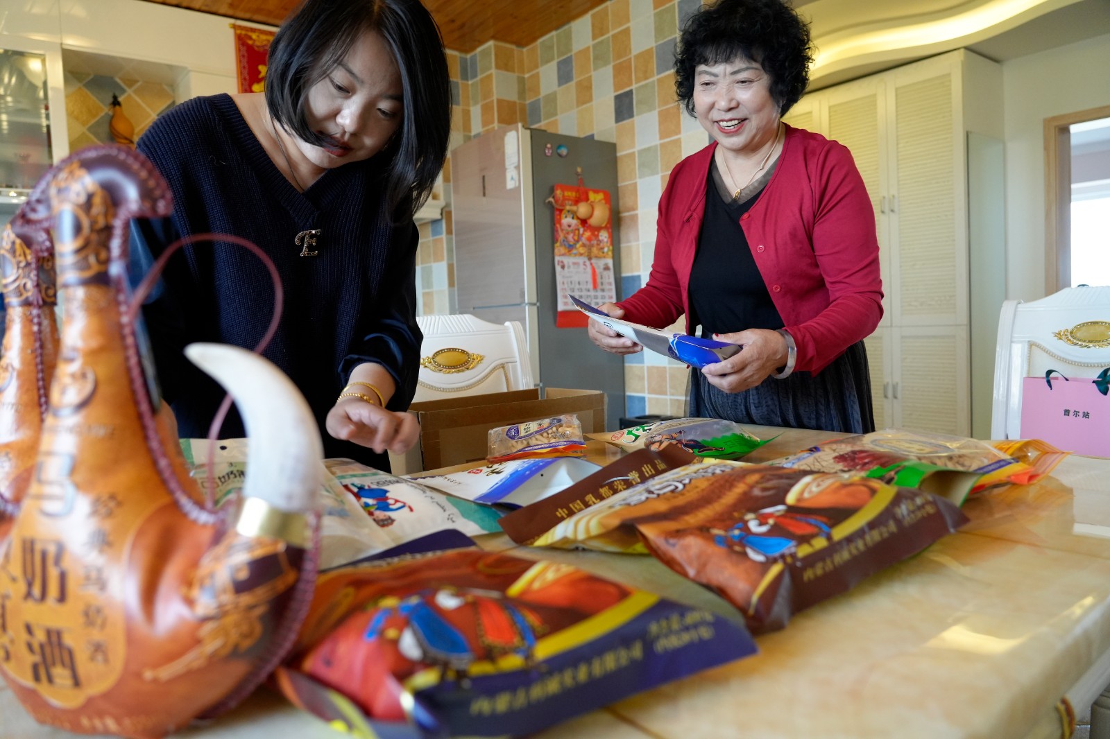 女儿于静帮助妈妈整理带给亲人的礼物