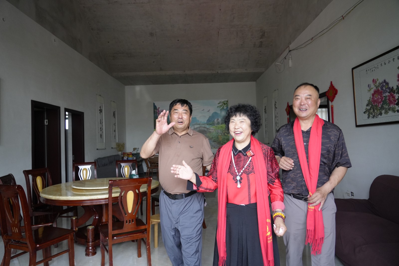 赵俊华与亲人的脸上露出灿烂笑容