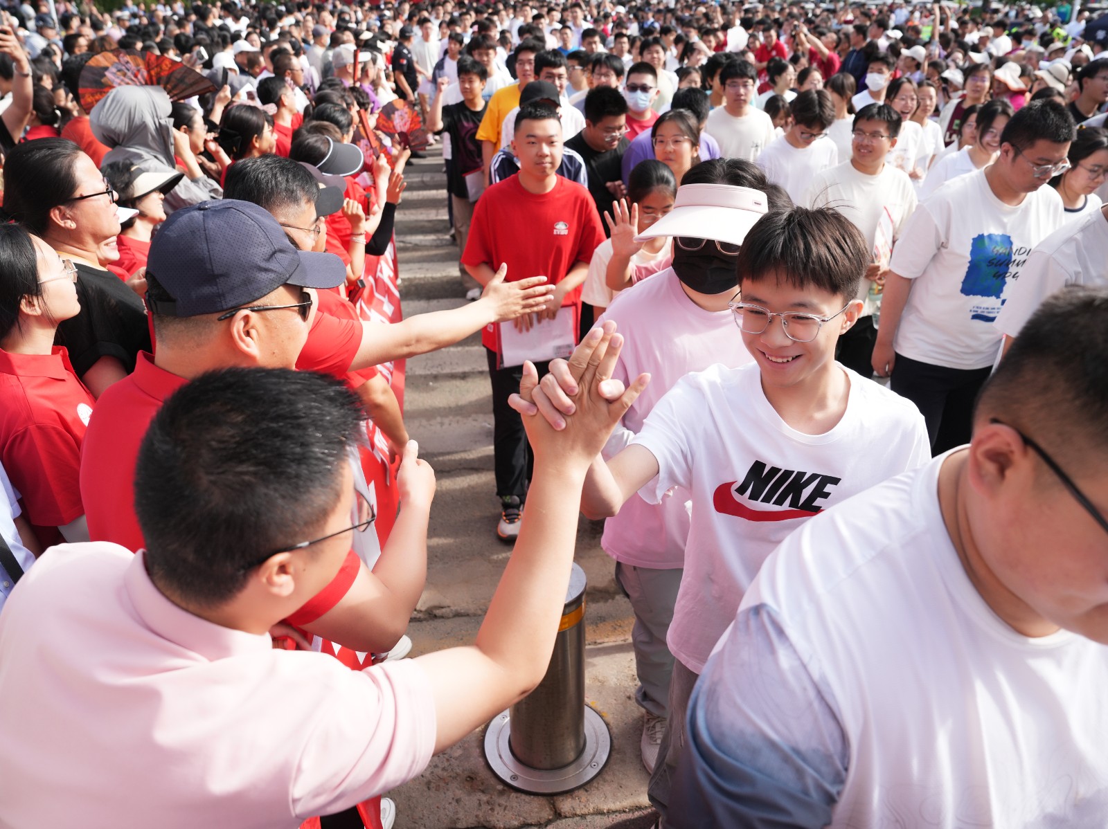 考生与老师击掌露出自信的笑容。记者