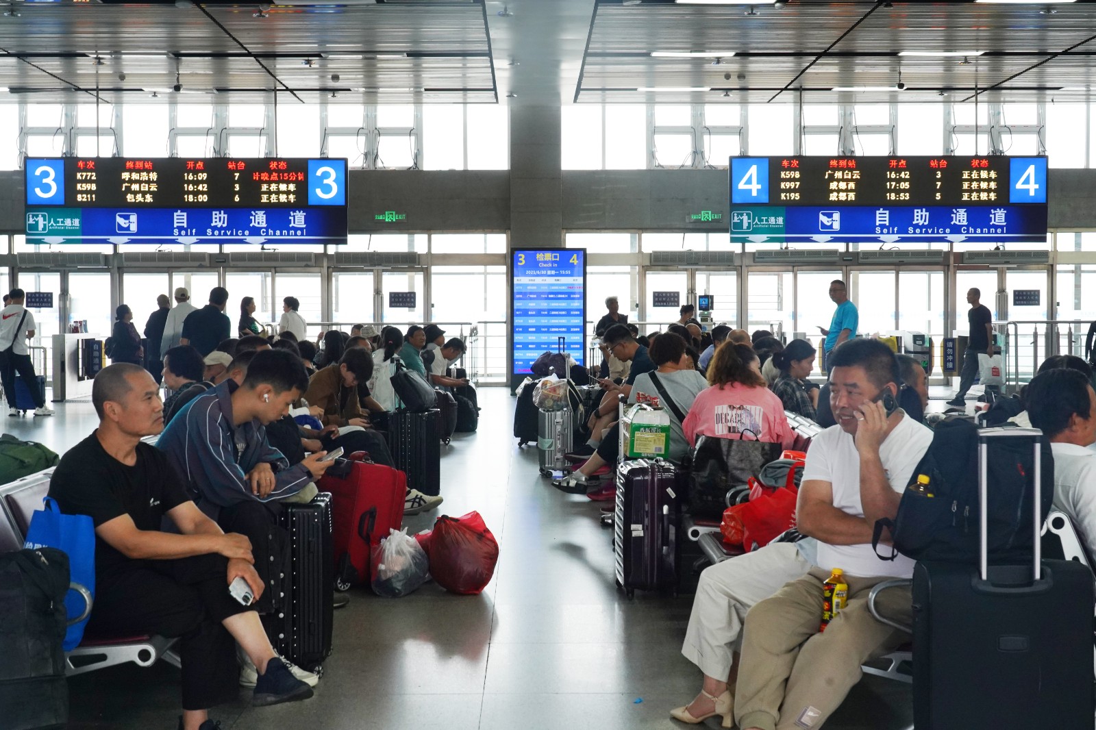 包頭火車(chē)站預(yù)計(jì)發(fā)送旅客223萬(wàn)人次(4989232)-20250701170127