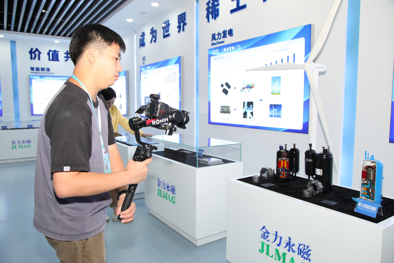 记者拍摄稀土应用实物展示(5237441)-20250806080841