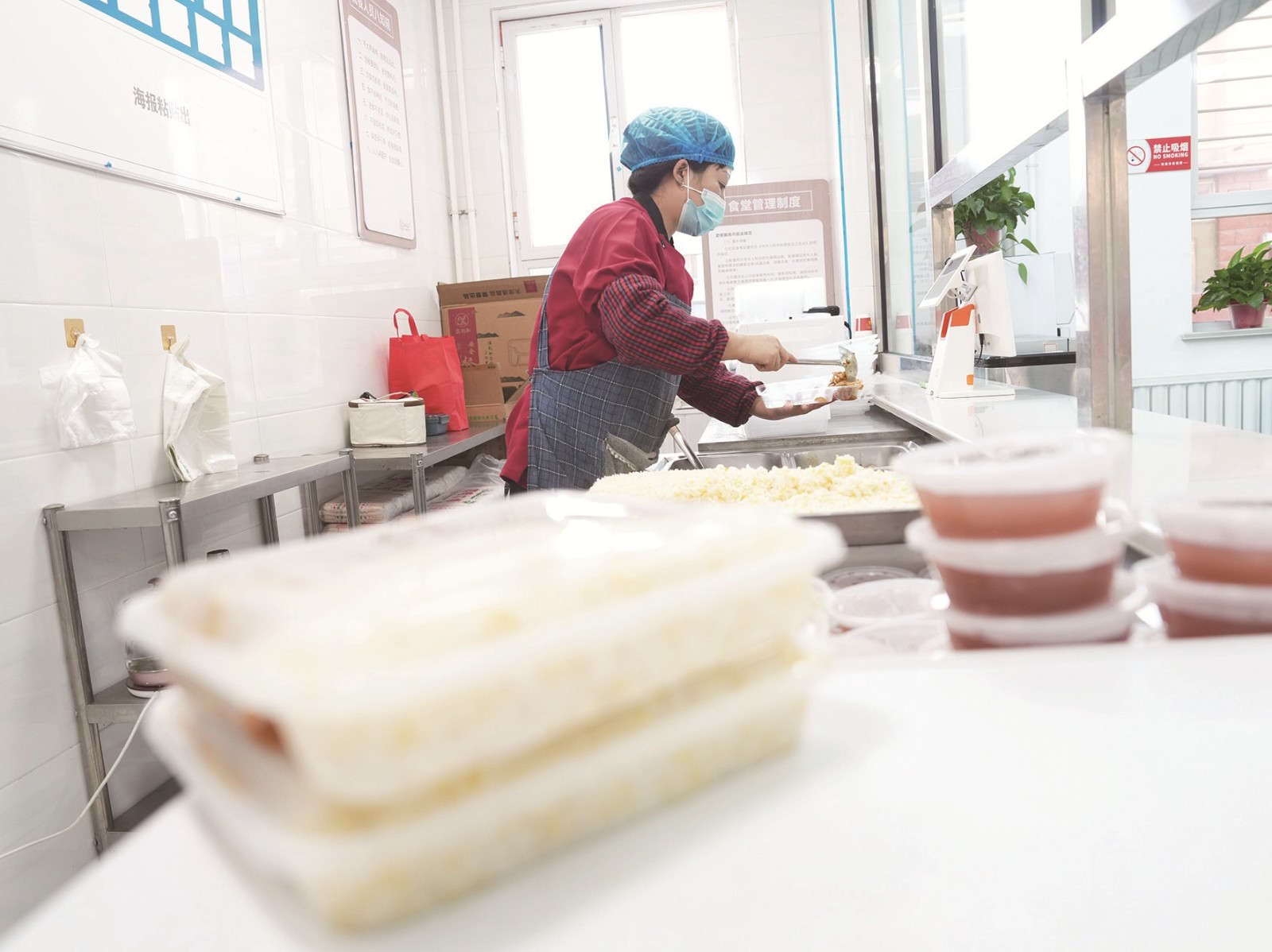 忙碌的社区食堂工作人员