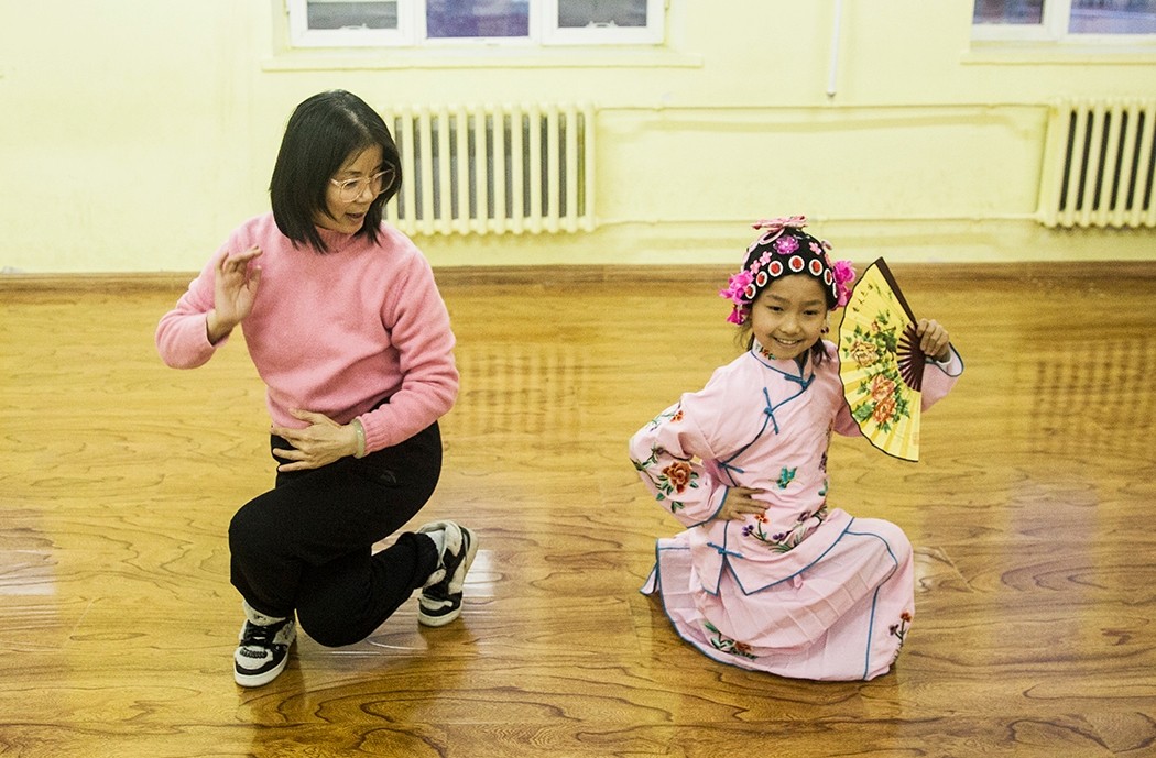 东河区铁西第一小学的郅永芳老师为学生做京(5454625)-20250909165356