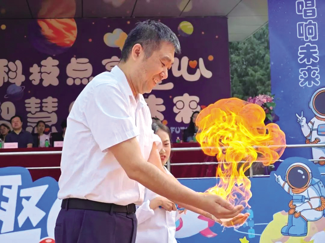 青山路五小副校长为学子表演科学魔法（图片(5458620)-20250909165257