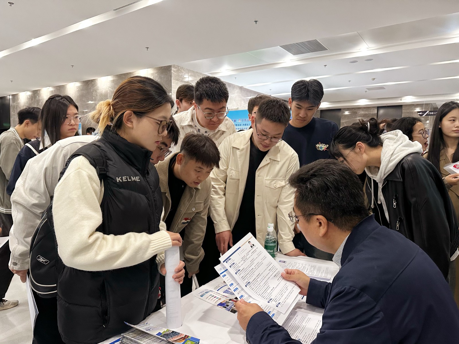 头条3(5597951)-20250928174912