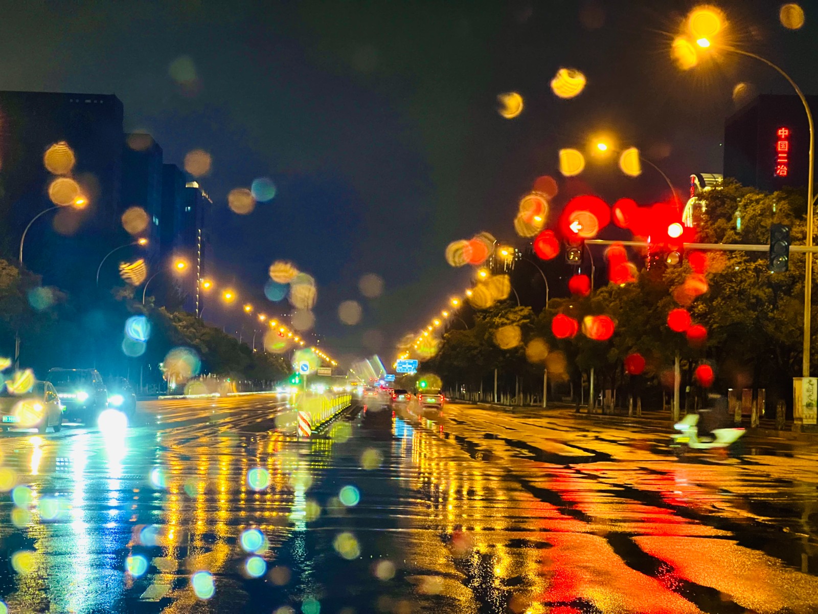 9月21日晚,秋雨淅沥,黄河大街浸润在微(5560010)-20251016183500