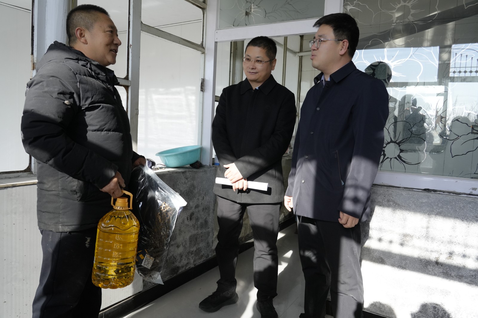 (配图)“寒冬送温暖”专项救助行动启动(5904806)-20251118165833