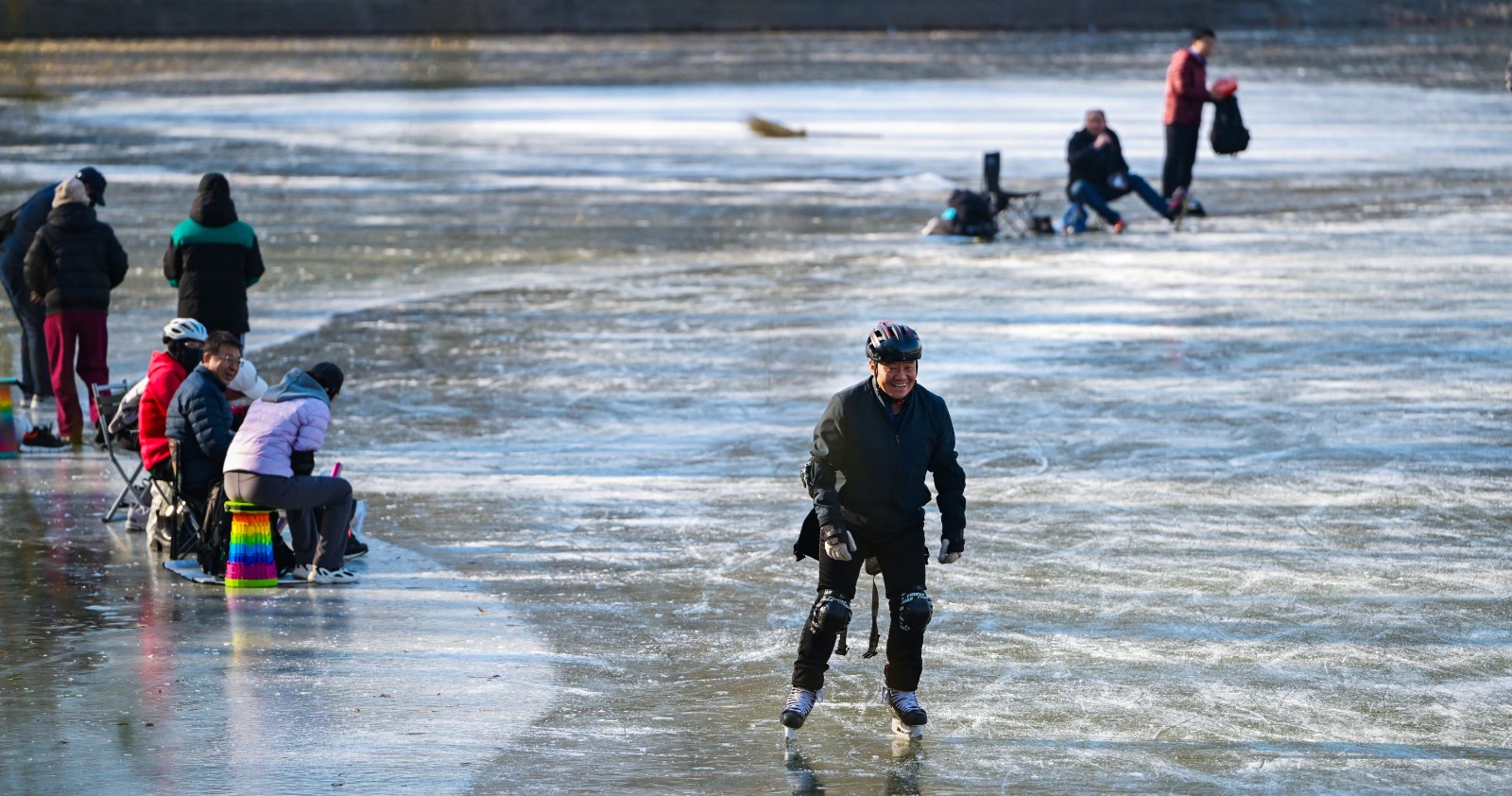 一位老者身着护膝护肘，露出灿烂的笑容。(5936193)-20251124174020