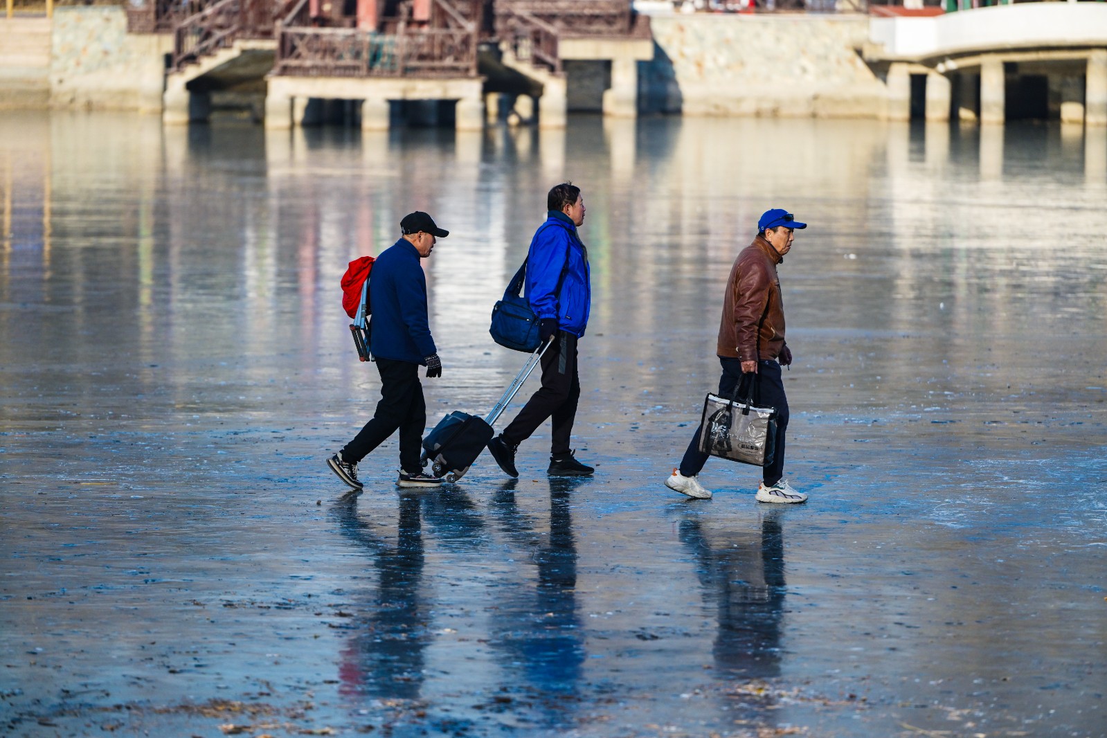 滑冰爱好者们装备齐全，前往冰场方向。(5936195)-20251124174446