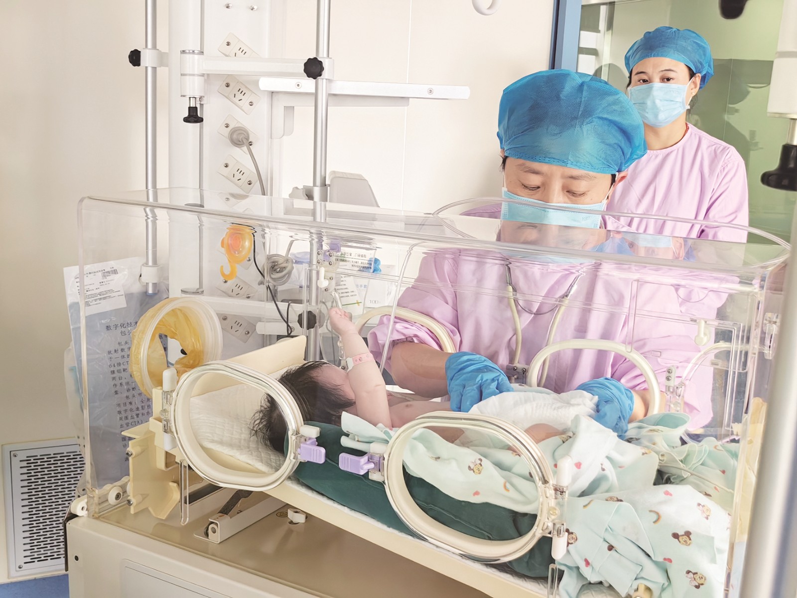 上海市儿童医院医生在我市医院查房