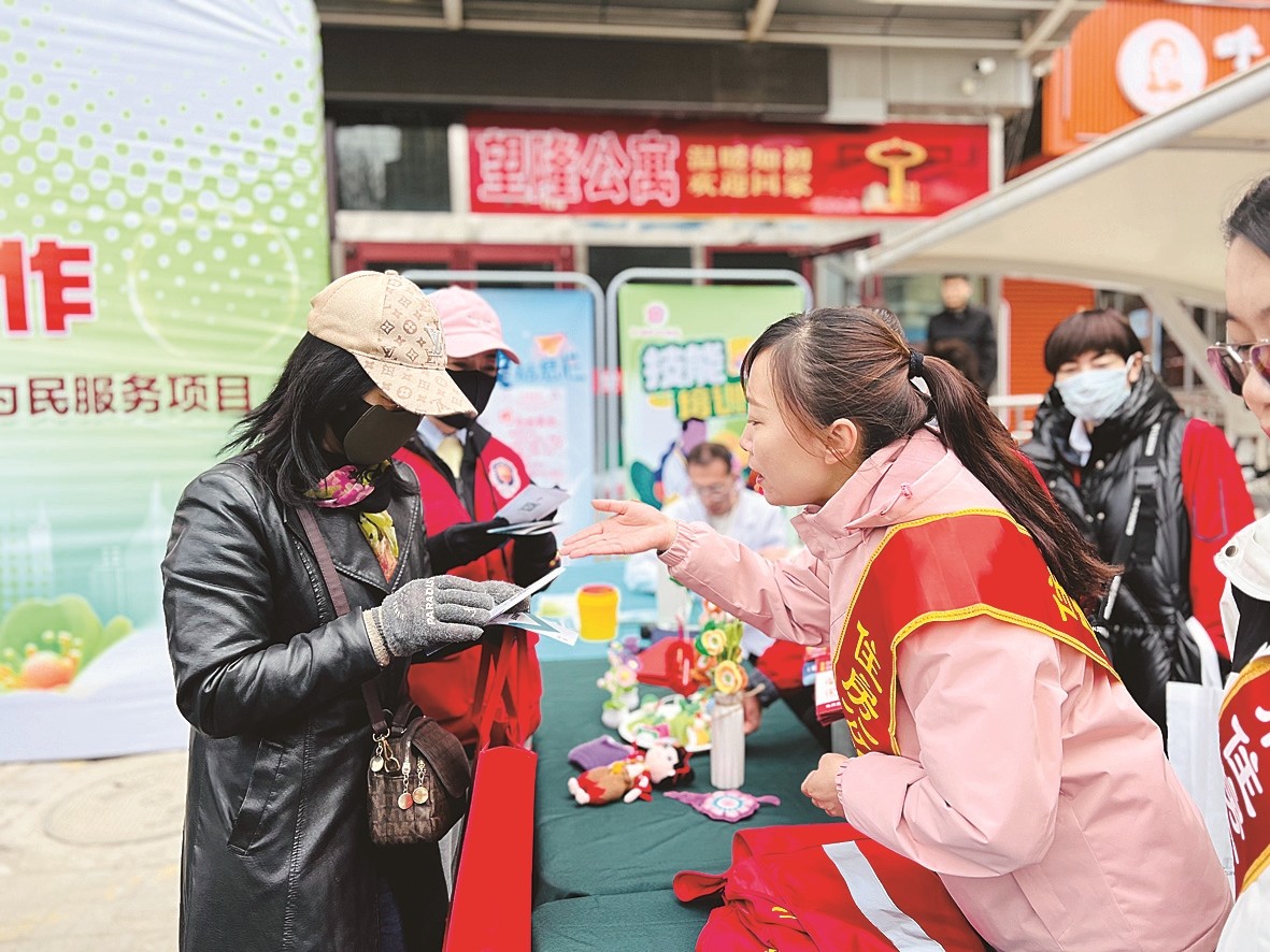 工作人员为居民解读就业政策(5981042)-20251130174815