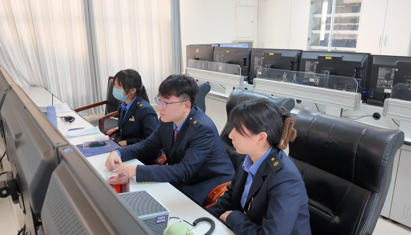 车站值班员实时紧盯列车运行情况(6118502)-20251223090734