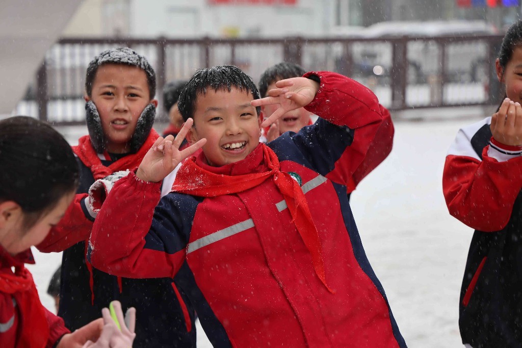 (四中全会精神在基层)绘就十万孩子的“成(6112367)-20251223090729