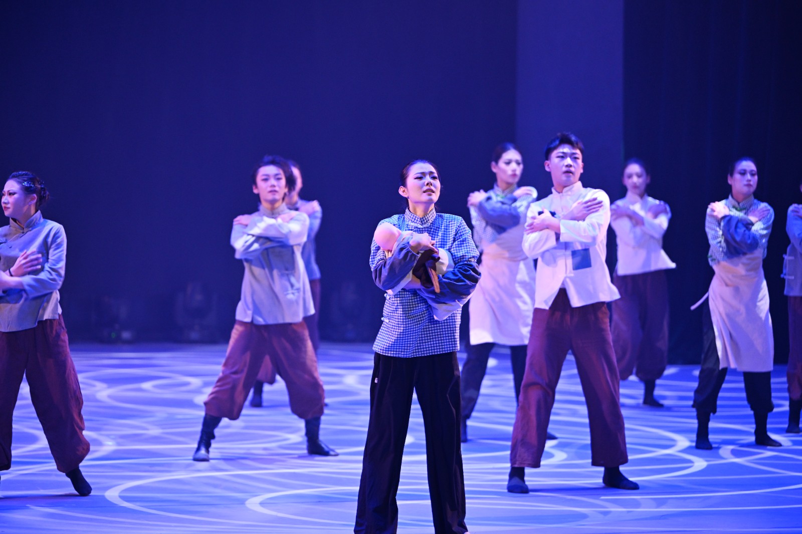 舞剧开场，便将观众拉回到上世纪60年代初(6178119)-20251229170300
