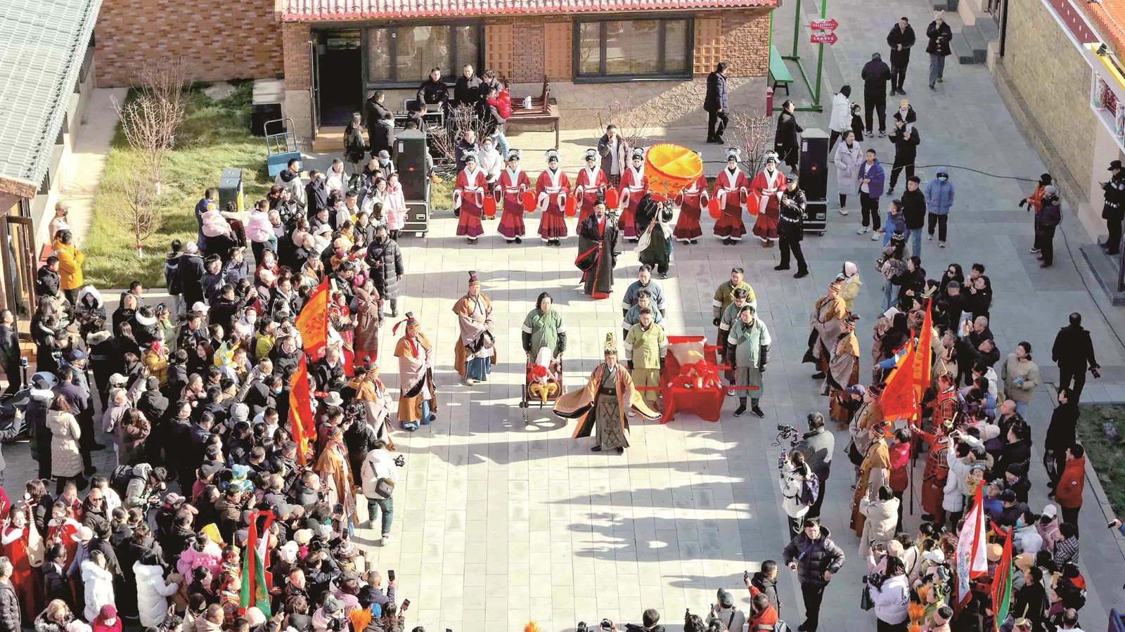 “黄河天下第一村”里的情景剧演出现场